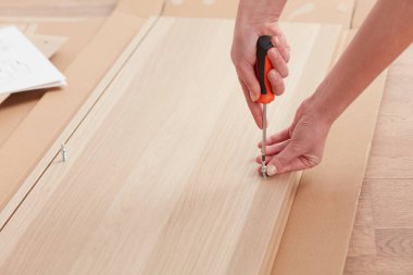 Kendi kendine monte edilen mobilyalar. Kendi kendine yeten, kolay mobilya montajı kavramı..