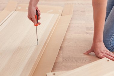 Kendi kendine monte edilen mobilyalar. Kendi kendine yeten, kolay mobilya montajı kavramı..