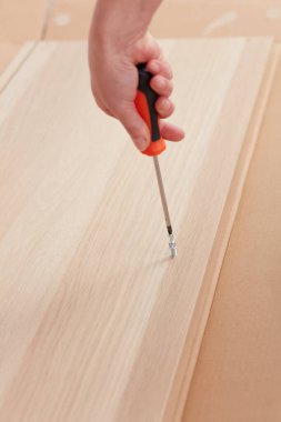 Kendi kendine monte edilen mobilyalar. Kendi kendine yeten, kolay mobilya montajı kavramı..