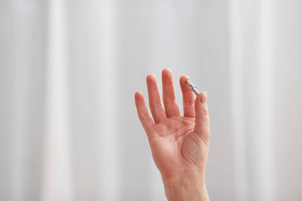 Mão Uma Mulher Segurando Parafuso Para Montagem Móveis Conceito Para — Fotografia de Stock