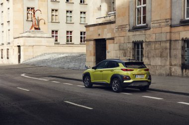 Katowice / Poland -02.16.2020: Hibrid Hyundai Kona modernist Voyvoda Ofis binasının yanına park etti. Benzin ve elektrik motorunun toplam gücü 141Hp.