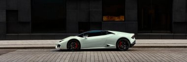 Oslo / Norveç, 06.03.2016: Wismargata Caddesi 'ndeki ofis binasının önündeki White Lamborghini Huracan.