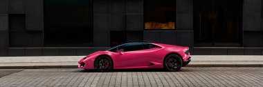 Oslo / Norveç, 06.03.2016: Wismargata Caddesi 'ndeki ofis binasının önündeki Pembe Lamborghini Huracan