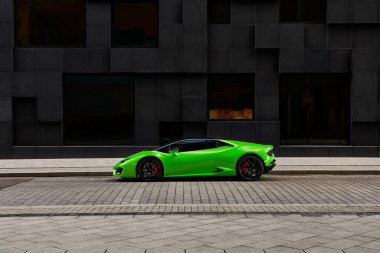Oslo / Norveç, 06.03.2016: Wismargata Caddesi 'ndeki ofis binasının önündeki Yeşil Lamborghini Huracan.