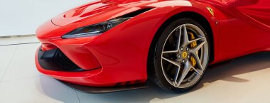Varşova / Polonya - 04.17.2020: En son kırmızı Ferrari F8 haracının önü kısmen bir kapakla kaplandı. Alıcı arabayı aldığında kapağı da kaldırılır kaldırılmaz. Kimse yok..