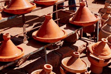 Atlas Dağları / Fas - 03.02.2016: Sebze ve et pişirmek için Fas 'tan geleneksel yemekler getiren yol kenarı standı - tajine