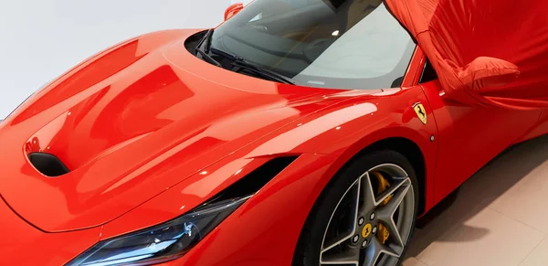 2020 最新的红色法拉利F8 Tributo的前面部分覆盖了一个封面 当买主拿起汽车时 盖头一拆开 没有人 — 图库照片