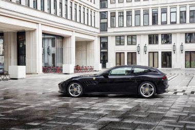 Varşova / Polonya - 01 / 01 / 2018: Ferrari bir zamanlar sosyalist partinin merkezi olan sosyalist gerçekçilik binasının avlusunda, ve bugün borsa borsası.