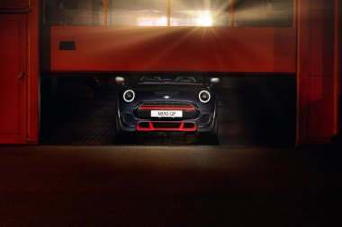 Katowice / Polonya - 07.26.2020: Benzersiz MINI Cooper GP 'nin ön tarafı dünya çapında 3000 kopya ile garajdan ayrılıyor. Motor gücü 306 hp, azaltılan süspansiyon ve genişletilmiş hat genişliği.