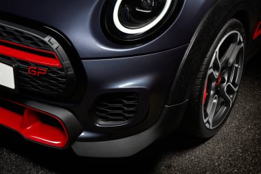 Katowice / Poland - 07.26.2020: MINI Cooper GP 'nin dünya çapında 3000 kopyadan 1' i özel bir yarış grisi renginde ön detayları. Motor gücü 306 hp, azaltılan süspansiyon ve genişletilmiş hat genişliği