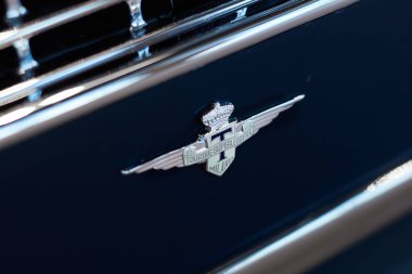 Katowice / Polonya - 06.08.2019: Carrozzeria Touring Superleggera marka gövde üreticisinin 1957 ve 1964 yılları arasında üretilen koyu mavi Maserati 3500 GT üzerinde sığ alan derinliği.