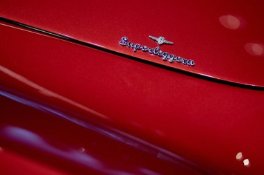 Katowice / Polonya - 06.08.2019: Carrozzeria Touring Superlegger marka gövde imalatçısının 1957 ve 1964 yılları arasında üretilen kırmızı Maserati 3500 GT, sığ alan derinliği.