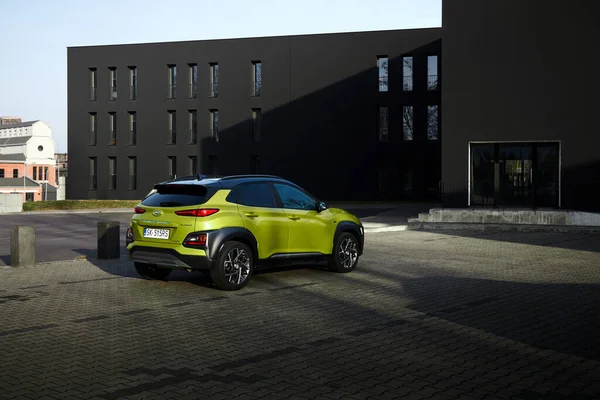Kattowitz Polen 2020 Hybrid Hyundai Kona Parkt Neben Dem Bürogebäude — Stockfoto