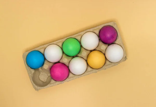 Coloridos huevos de Pascua en bandeja en beige . —  Fotos de Stock