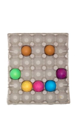 Yaratıcı, mutlu gülen yüz. Paskalya yumurtaları içinde tepsi