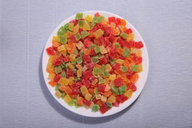 Ananas dilimleri plaka üzerinde. Dört renk karışık. Şekerlenmiş meyve.