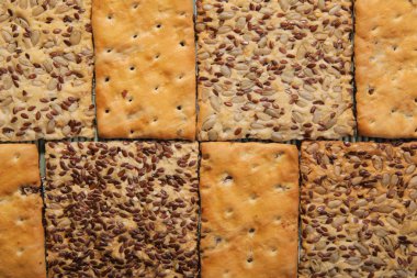 Farklı türlerde lezzetli kurabiyeler. Bisküvi iki tür. Satranç sipariş.