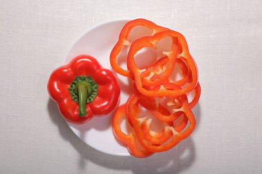 Bir plaka üzerinde kırmızı biber. Taze ve lezzetli. Baharat, sebze, yemek. Doğal ve sağlıklı gıda.