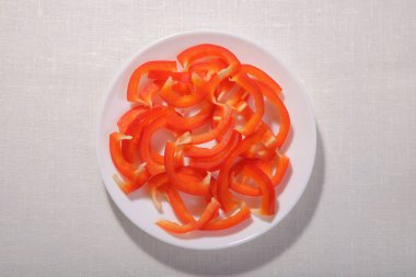 Bir plaka üzerinde kırmızı biber. Taze ve lezzetli. Baharat, sebze, yemek. Doğal ve sağlıklı gıda.