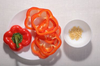 Bir plaka üzerinde kırmızı biber. Taze ve lezzetli. Baharat, sebze, yemek. Doğal ve sağlıklı gıda.