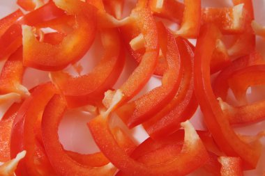 Bir plaka üzerinde kırmızı biber. Taze ve lezzetli. Baharat, sebze, yemek. Doğal ve sağlıklı gıda.