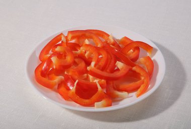 Bir plaka üzerinde kırmızı biber. Taze ve lezzetli. Baharat, sebze, yemek. Doğal ve sağlıklı gıda.