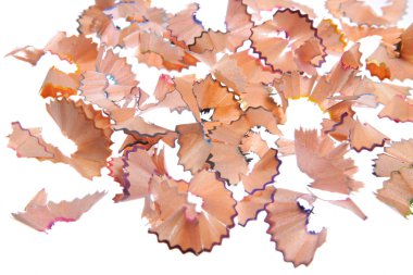 Beyaz bir arka plan üzerinde kalem talaş. Beyaz izole. Farklı renkler.