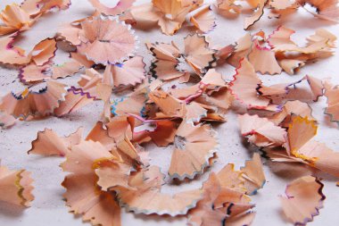 Gri bir arka plan üzerinde kalem talaş. Farklı renkler.