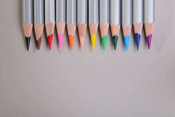 Ein Satz Bleistifte Auf Grauem Hintergrund Verschiedene Farben — Stockfoto