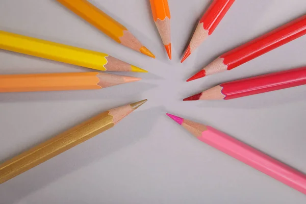 Ein Satz Bleistifte Auf Grauem Hintergrund Verschiedene Farben — Stockfoto