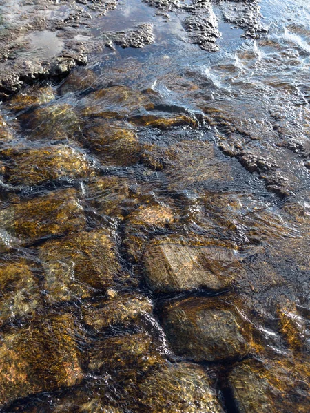 Потік води на тротуарі. Камені і вода. Може використовуватися як тло . — стокове фото