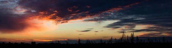 Panorama des Sonnenuntergangs. schöner Sonnenuntergang. Himmel und Wolken am Sonnenuntergang. — Stockfoto