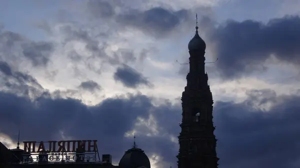 Silhouette Einer Moschee Vor Blauem Himmel — Stockfoto