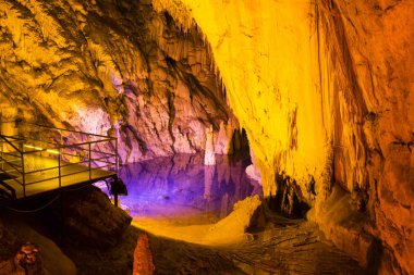 Dim Mağarası Alanya, Türkiye'nin yanında yer altı Gölü. Sarkıt ve dikitler gölü çevreleyen. Göl şaşırtıcı mor renk ışık nedeniyle vardır..