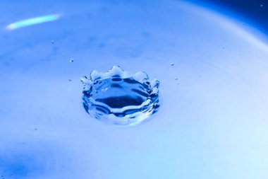 Su sıçrama ve mavi su küçük damlacıklar kapat