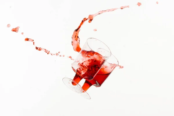 Volar Dos Copas Con Salpicaduras Vino Tinto Fondo Blanco — Foto de Stock