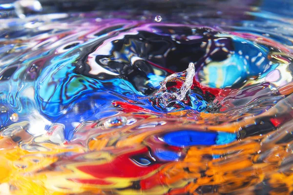 Яркие Красочные Капли Воды Фон Капли Воды Падают Прозрачную Чашу — стоковое фото