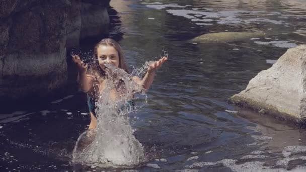 Piękną Dziewczynę Strój Kąpielowy Jest Rozpryskiwania Zwolnionym Tempie — Wideo stockowe