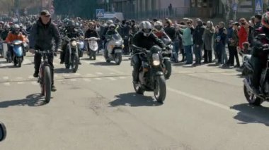 Ukrayna, Nikolaev City - 20 Nisan 2019: Mykolaiv Biker Fest Katedral Meydanı başladı.Nikolaev festivalde 200'den fazla sürücü toplandı.