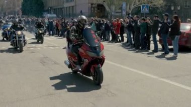 Ukrayna, Nikolaev City - 20 Nisan 2019: Mykolaiv Biker Fest Katedral Meydanı başladı.Nikolaev festivalde 200'den fazla sürücü toplandı.