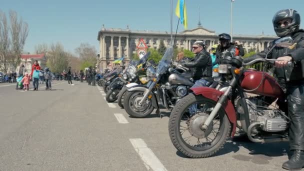 ウクライナ ニコラエフ市 2019年4月20日 ミコレフバイカーフェストが大聖堂広場を開始しました 200人以上の運転手がニコラエフの祭りに集まりました — ストック動画