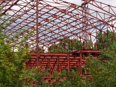 Şehrin yakınındaki bir alışveriş merkezi için büyük kırmızı bir çerçeve inşa ediliyor..