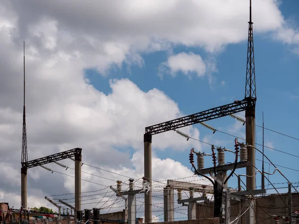 发电厂附近的变电站 高压电线 电力线路 高压钢丝塔 — 图库照片