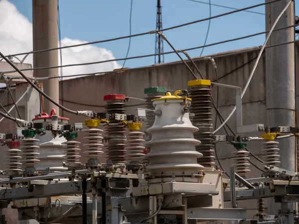 发电厂附近的变电站 高压电线 — 图库照片