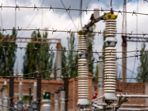 发电厂附近的变电站 高压电线 — 图库照片