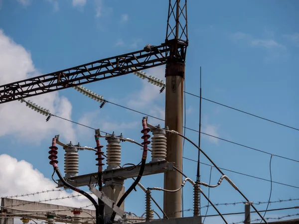 发电厂附近的变电站 高压电线 电力线路 高压钢丝塔 图库图片
