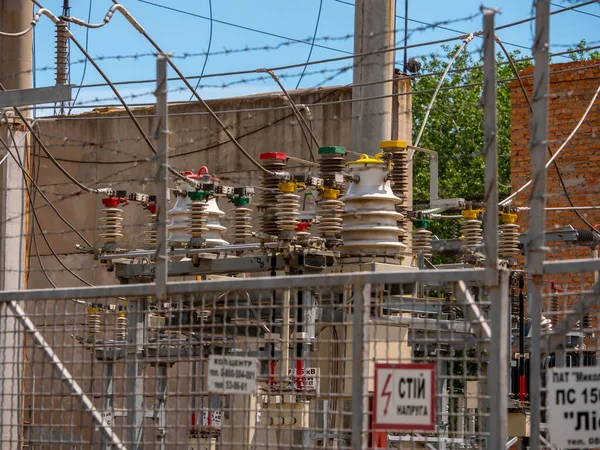 发电厂附近的变电站 高压电线 电力线路 高压钢丝塔 图库照片