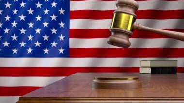 Yargıç 'ın tokmağını, Amerika bayrağının arka planına karşı mahkeme salonundaki masanın üzerine koyun. Bağımsızlık Günü.