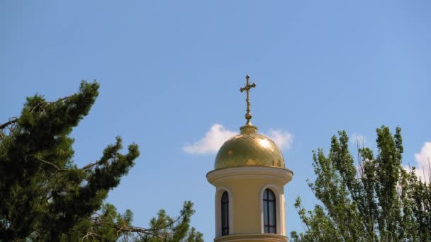 Kuppel Der Kirche Einem Sonnigen Tag Gegen Himmel Und Wolken — Stockvideo