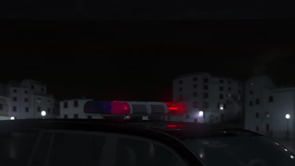 Politieauto Met Sirene Zwaailichten Avondstad — Stockvideo